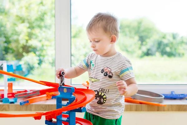 Kleiner Junge Spielt Mit Autos Spielcenter — Stockfoto