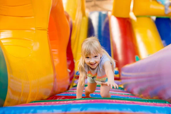 Gelukkig Opgewekt Meisje Plezier Opblaasbare Attractie Speeltuin — Stockfoto