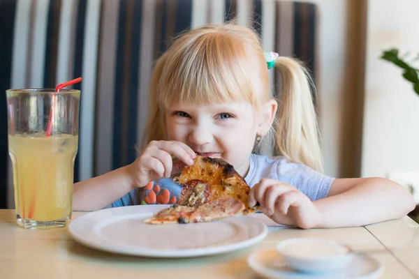 Szczęśliwa Dziewczynka Siedzi Przy Stoliku Kawiarni Jedzenie Świeżych Roboty Pizza — Zdjęcie stockowe