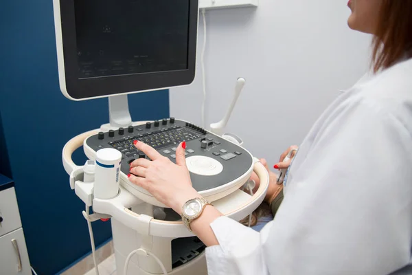 Doktor Hastanın Tıbbi Muayene Ile Ultra Ses Tarayıcı Makine Yapıyor — Stok fotoğraf