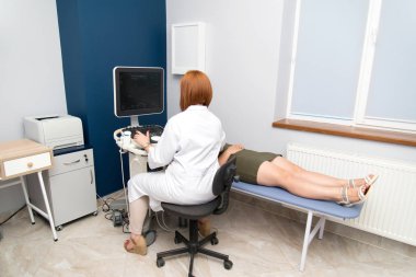 Doktor el hastanın tıbbi muayene ile ultra ses tarayıcı makine yapıyor. Tiroid bezinin çalışma