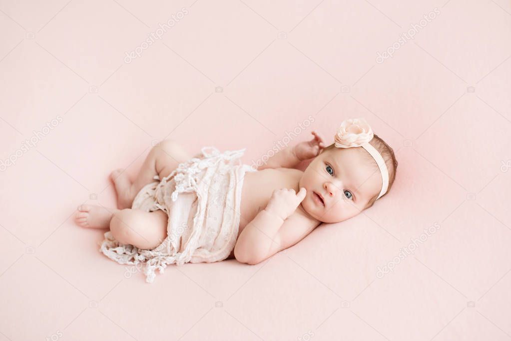 Recién Nacido Niña Llevaba Ropa De Color Rosa Fotos, retratos, imágenes y  fotografía de archivo libres de derecho. Image 31591137