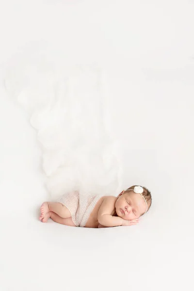 Beyaz Bir Arka Plan Üzerinde Yeni Doğan Kız Uyuyor Yenidoğan — Stok fotoğraf