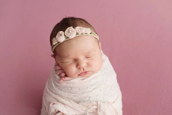 Dormire Neonato Ragazza Uno Sfondo Rosa Servizio Fotografico Neonato Giorni — Foto Stock