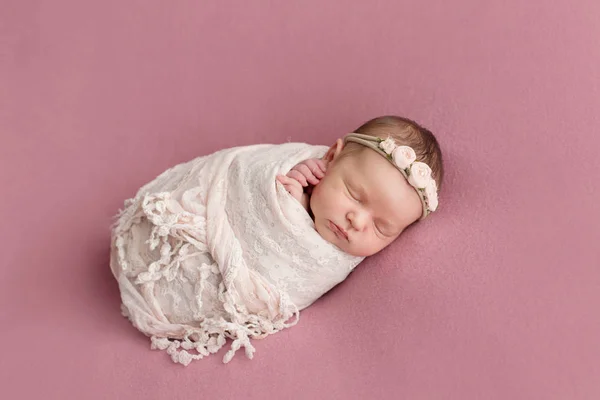 Menina Recém Nascida Dormindo Fundo Rosa Fotografar Para Recém Nascido — Fotografia de Stock