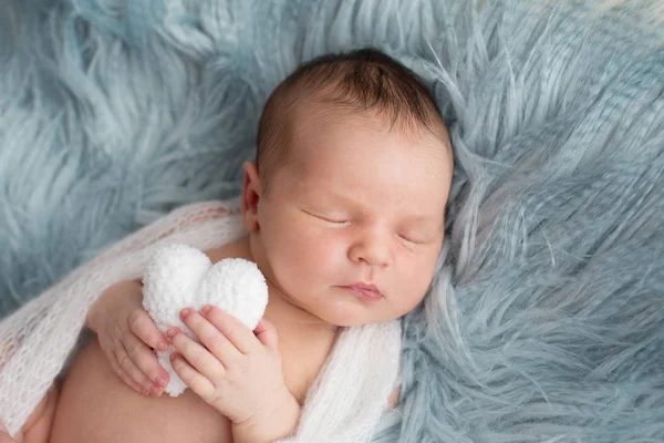 Sleeping Newborn Gilr Boy Lies Blue Fur White Heart Her — Stock Photo, Image