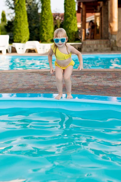 Niña Traje Baño Amarillo Gafas Sol Nadar Saltar Piscina Complejo — Foto de Stock