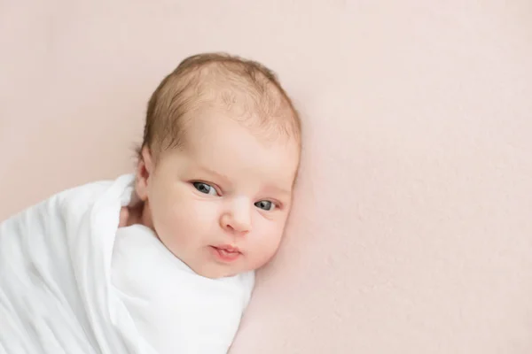 Menina Recém Nascida Envoltório Branco Fundo Rosa Fotografar Para Recém — Fotografia de Stock