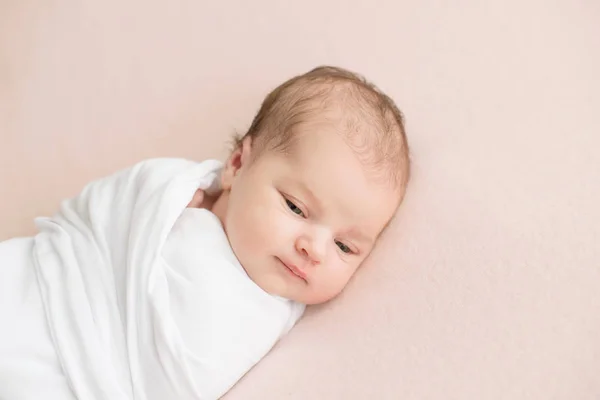 Menina Recém Nascida Envoltório Branco Fundo Rosa Fotografar Para Recém — Fotografia de Stock