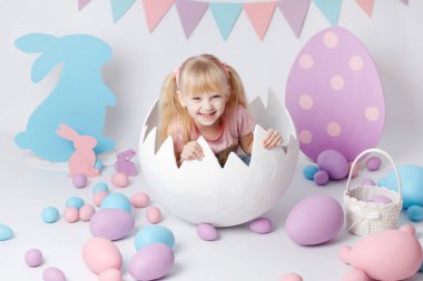 Paskalya ile şirin kız beyaz arka plan üzerinde yumurta. Yumurta ile kız oynamak. Paskalya yumurtaları renkli