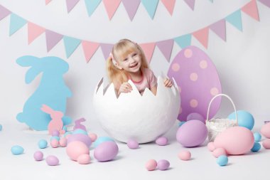 Paskalya ile şirin kız beyaz arka plan üzerinde yumurta. Yumurta ile kız oynamak. Paskalya yumurtaları renkli