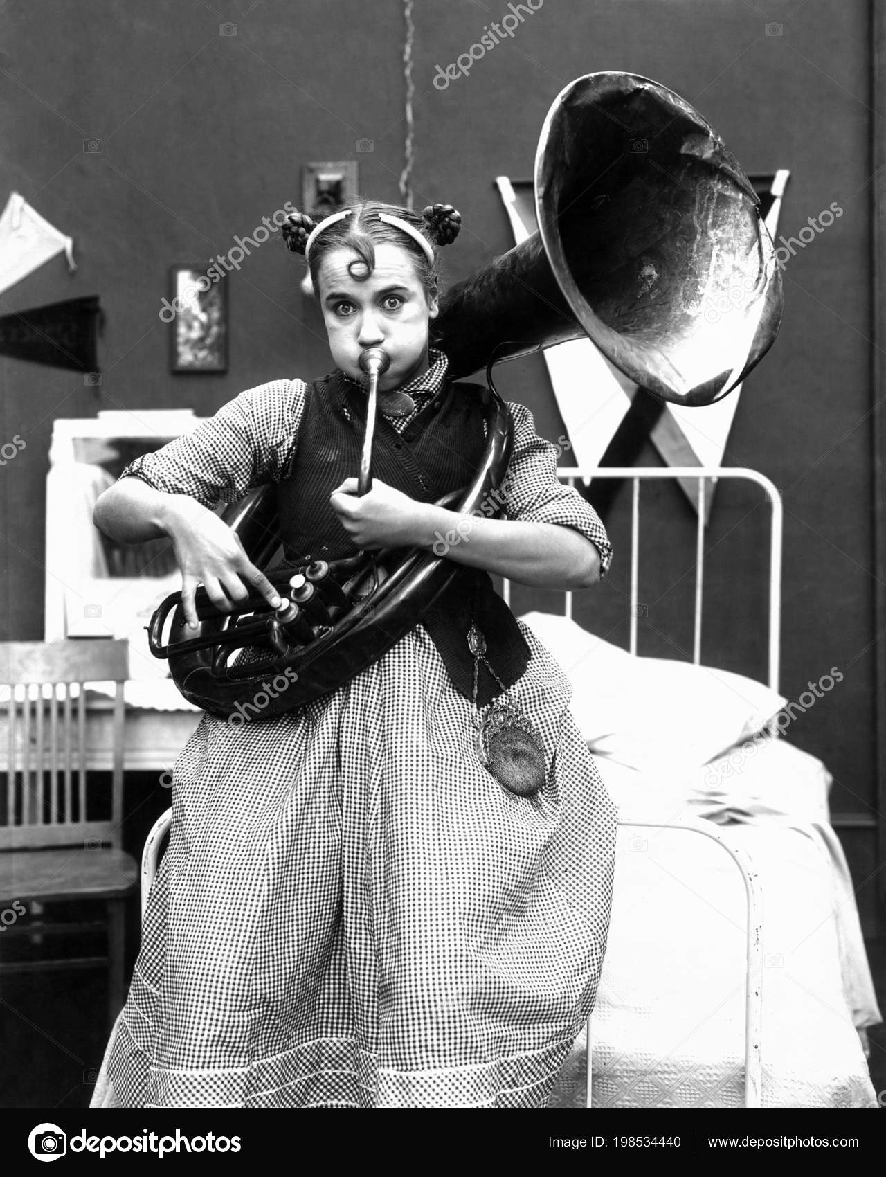 Frau Übt Posaune Schwarz Und Weiß – Stockfoto © everett225 #198534440, image size:1280x1700