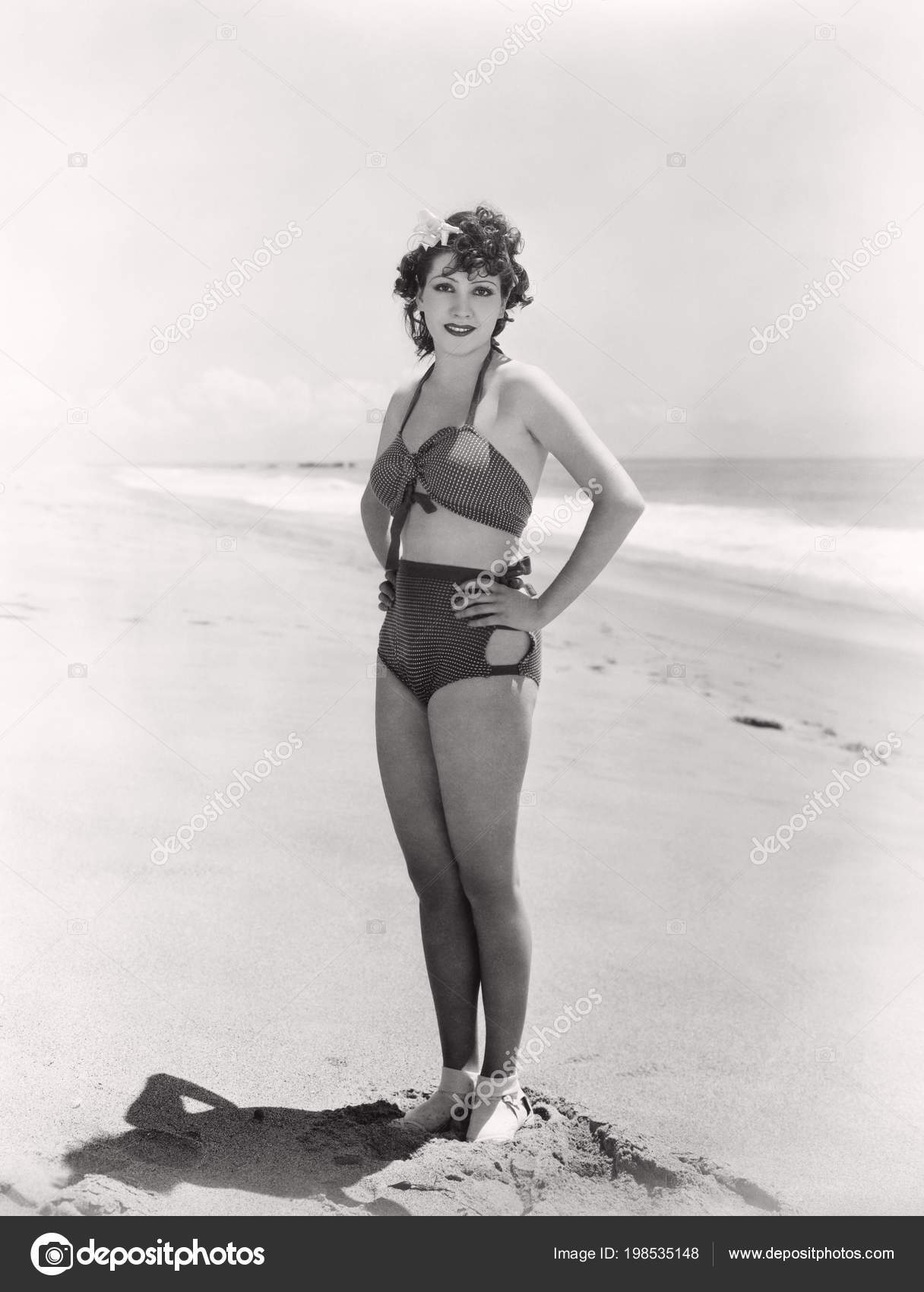 Mujer Traje Bano Lunares Dos Piezas Posando Playa Foto de stock 198535148 everett225