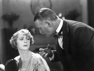 Kadın ve adam savunarak