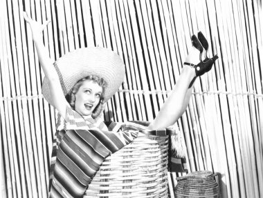 Kadın bir sepet içinde sıkışmış