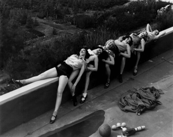 Делаю перерыв после тренировки на крыше
