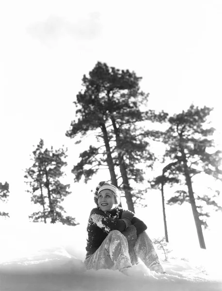 女人坐在雪地上 — 图库照片