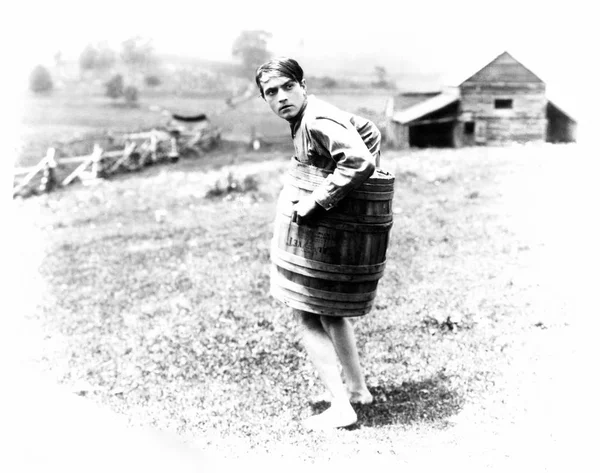 Ξυπόλητος Άνδρας Φορώντας Ένα Βαρέλι — Φωτογραφία Αρχείου