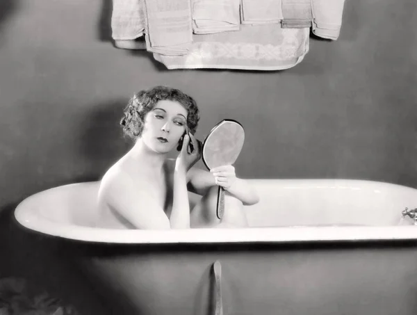 Naked Woman Putting Her Makeup Bathtub — Stock Photo, Image