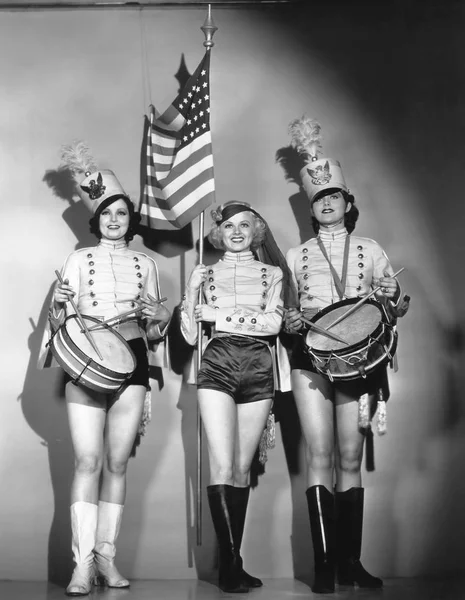 Tres Mujeres Una Banda Marcha — Foto de Stock