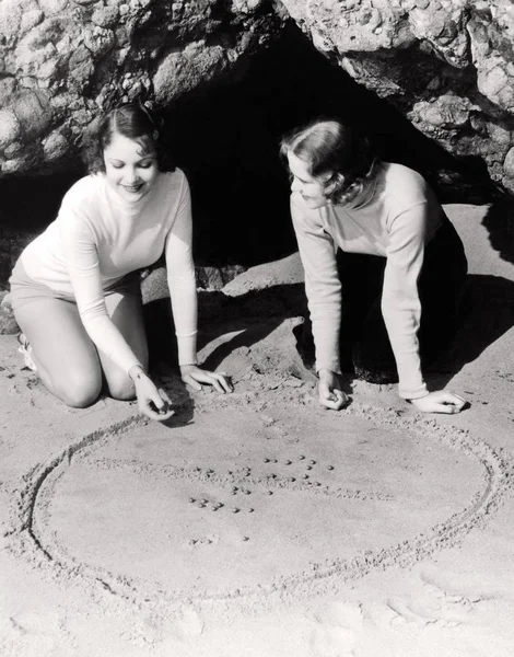 Zwei Frauen Beim Murmelspiel Einem Kreis Sand — Stockfoto