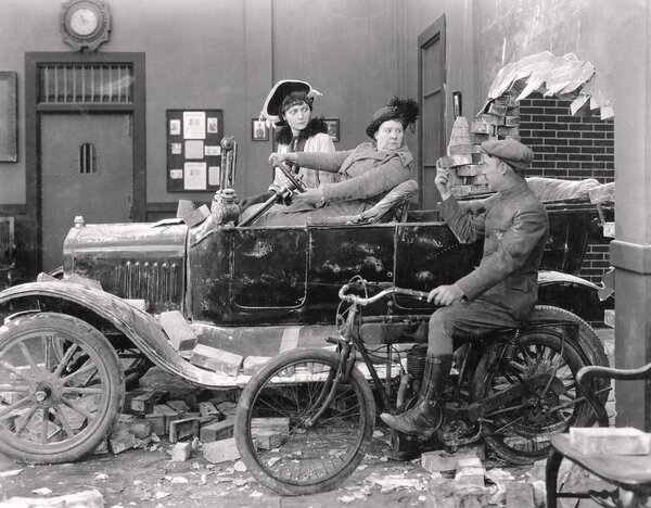 Люди прорвались через стену на машине
