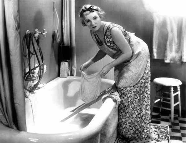 Γυναίκα Πλύσιμο Των Ρούχων Της Στην Μπανιέρα — Φωτογραφία Αρχείου