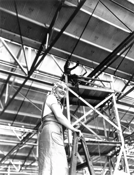 Vrouw Het Beklimmen Van Een Ladder Een Bouwplaats — Stockfoto