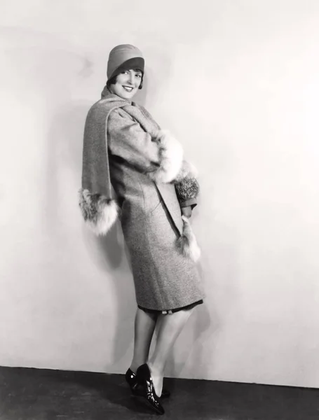 一致する毛皮トリム スカーフ付きウールコートをモデリングの女性 — ストック写真