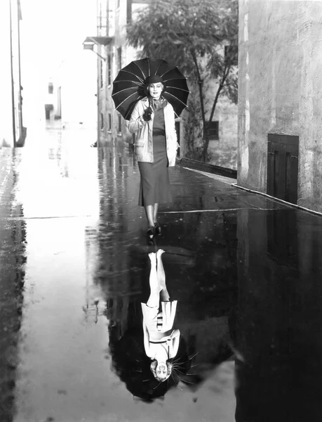 Reflet Une Femme Dans Une Flaque Eau — Photo