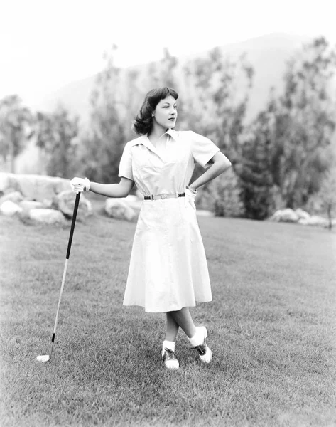 Mulher Jogando Golfe Moda Antiga — Fotografia de Stock
