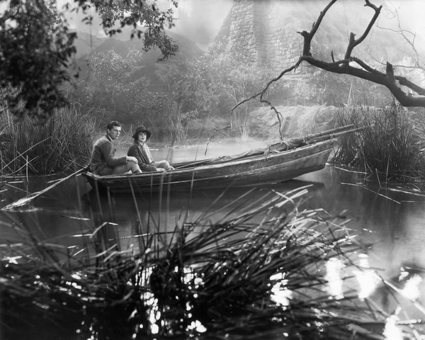 Couple Assis Dans Une Barque Dans Marais — Photo