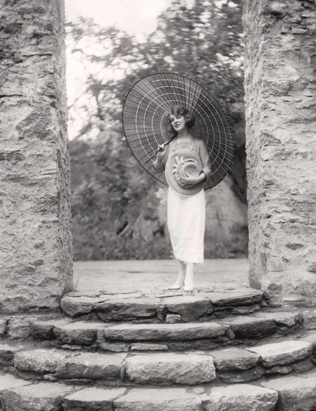 Kobieta Parasolem Oprawione Kamienne Wejście Sposób — Zdjęcie stockowe