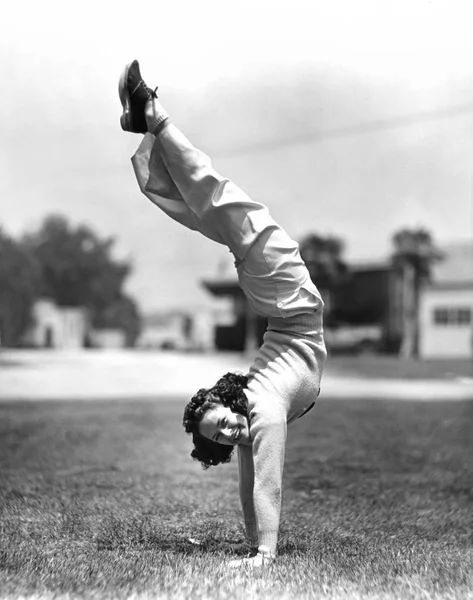 Adolescent Faire Handstand Sur Pelouse — Photo