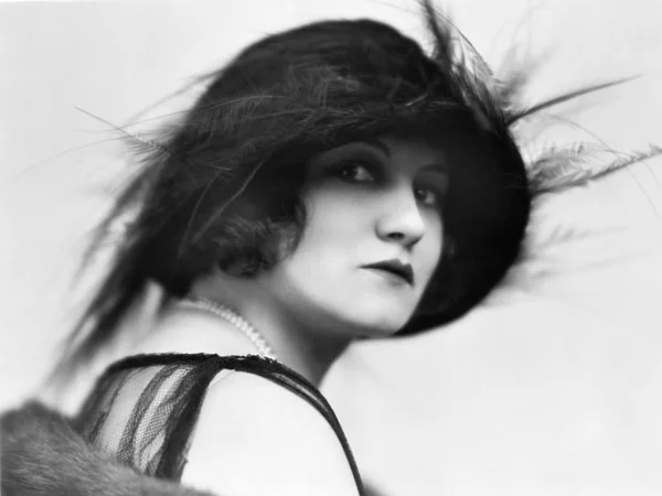 羽をつけられた帽子の女性の肖像画 — ストック写真