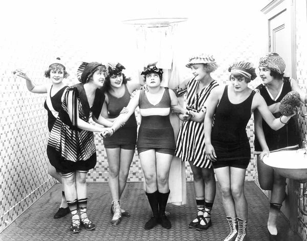 Grupa Kobiet Strojach Kąpielowych — Zdjęcie stockowe