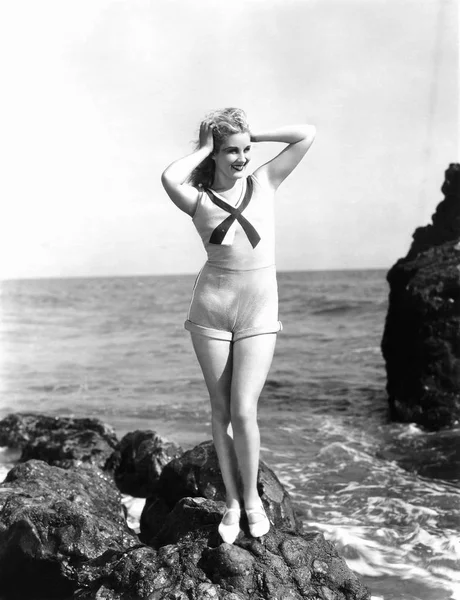 Frau Posiert Auf Einem Felsen Meer — Stockfoto