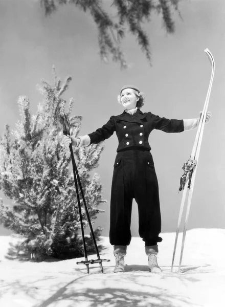 Schicker Skifahrer Erreicht Den Gipfel Des Berges — Stockfoto