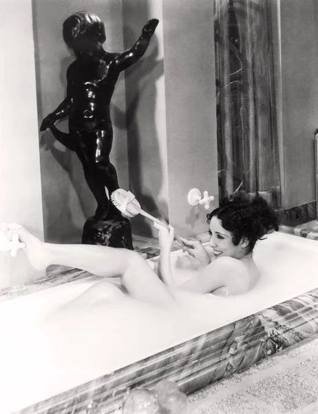 Грайлива Жінка Насолоджується Бульбашковою Ванною — стокове фото