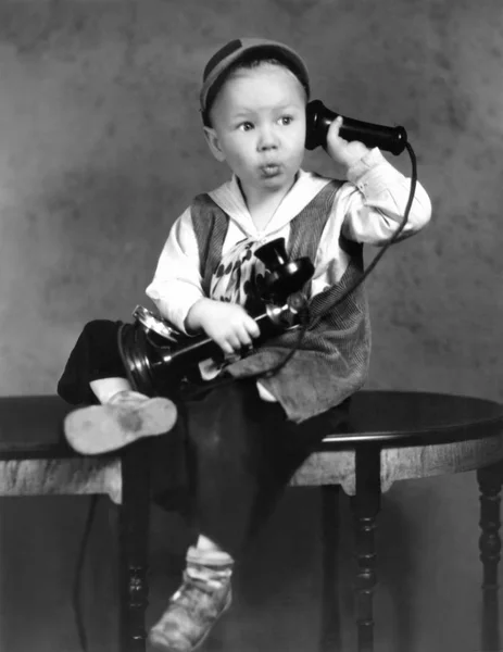 Pequeño Niño Hablando Por Teléfono —  Fotos de Stock