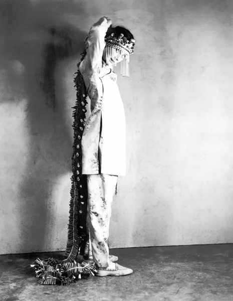 彼女の頭飾りを調整するシルクのパジャマの女性 — ストック写真
