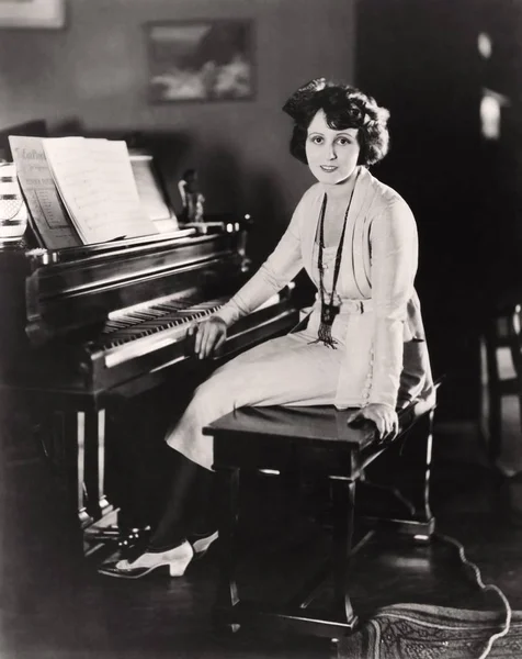 Młoda Piękna Kobieta Gra Fortepianie — Zdjęcie stockowe