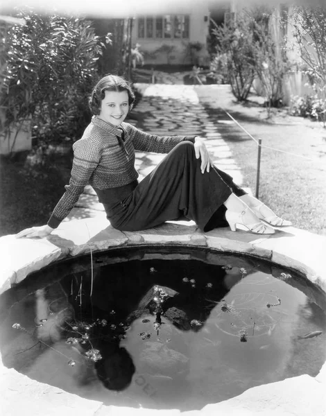 Jeune Femme Assise Devant Une Petite Piscine Réfléchissante — Photo