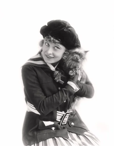 女性の彼女の小さな犬を抱きしめる — ストック写真