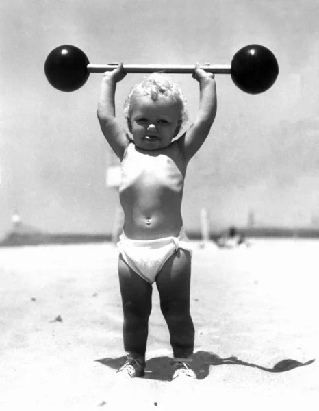 Baby Gewicht Lifter Het Strand — Stockfoto