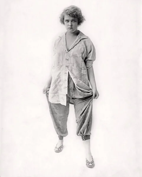 Mujer Con Pijama Seda — Foto de Stock