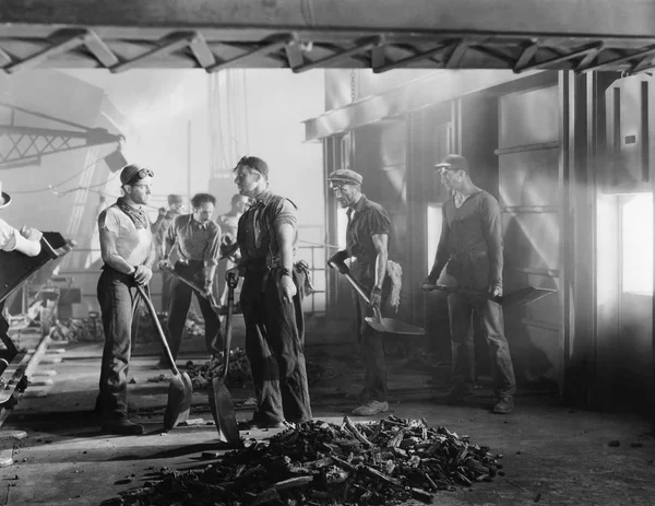 Hombres Paleando Trabajo — Foto de Stock