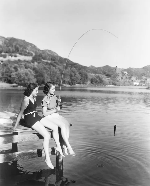 Två Kvinnor Fiske Vid Sjön Gamla Hederliga — Stockfoto