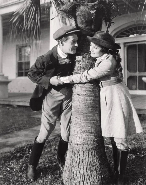 Paar Umarmt Sich Zwischen Baum — Stockfoto