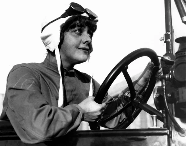 Kadın Sürücü Direksiyonda — Stok fotoğraf